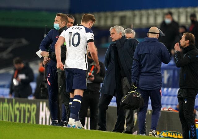 Harry Kane leaves the pitch against Everton