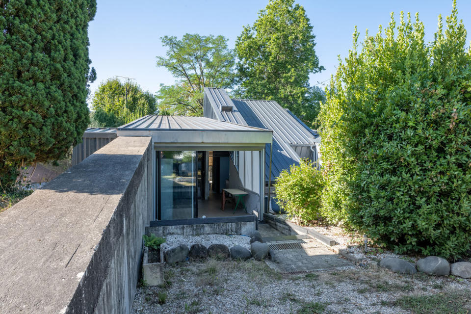 At first glance, the house appears as a semi-buried structure, with sloping steel roofs rising out of the ground. Once inside, it becomes clear that the slope helps creates an interplay of the various levels and open spaces.