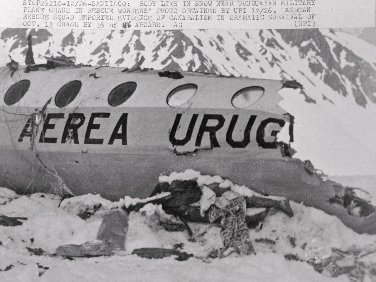 La imagen de la agencia UPI fechada el 26 de diciembre de 1972 muestra un cadáver junto a los restos del avión de la Fuerza Aérea Uruguaya que se estrelló en la Cordillera de Los Andes el 13 de octubre de ese mismo año. Los 16 sobrevivientes recurrieron al canibalismo para mantenerse con vida. (Foto Getty Images)
