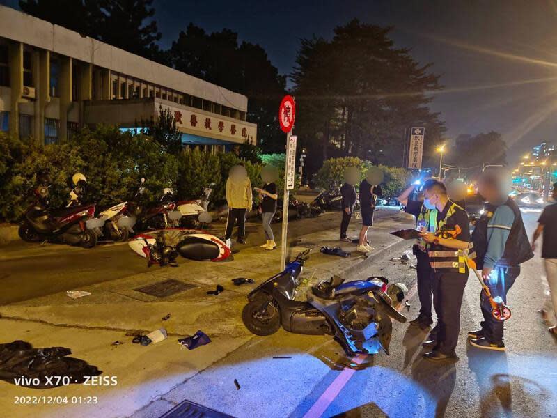 BMW自小客車失控衝上人行道，上面17部機車都被撞倒，就像打保齡球一樣。（警方提供）