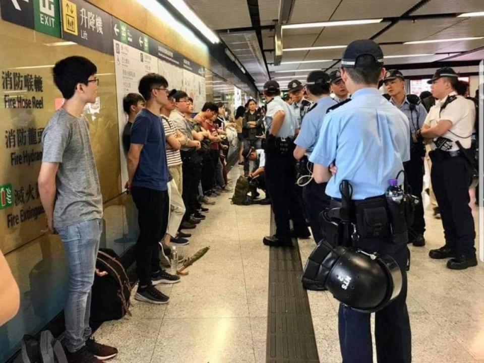 多名警員在金鐘站及海富中心一帶檢查市民身份證。（香港突發事故報料區圖片）