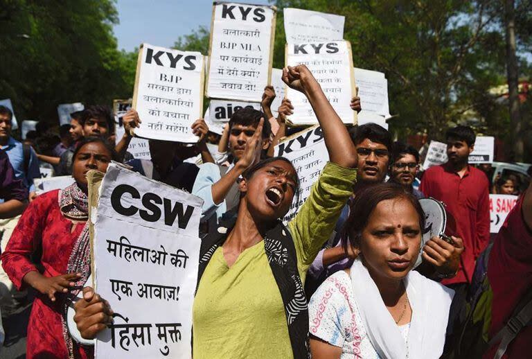 Mujeres indias protestan por el silencio oficial en un caso de violación