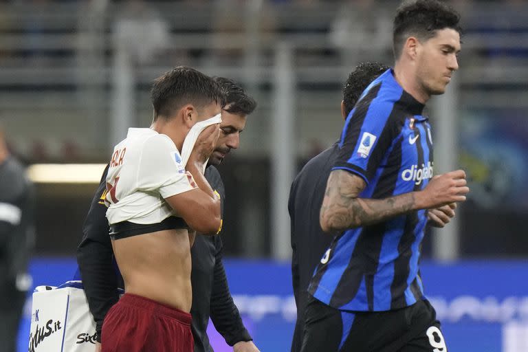 Paulo Dybala se cubre el rostro al salir del campo lesionado en un partido de Roma con el Inter en Milán el 1ro de octubre del 2022. Una semana después el argentino se lesionó ante Lecce y se teme que no pueda ir al Mundial