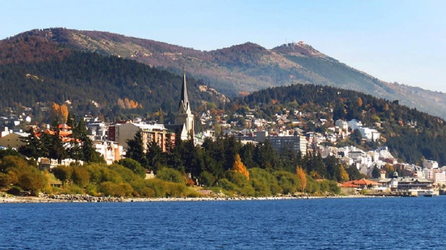 Sacar hoy un pasaje aéreo a Bariloche para el próximo fin de semana largo cuesta 