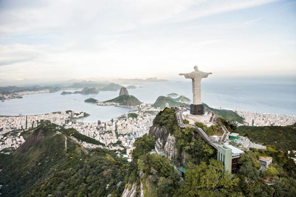 Die Statue von Christus dem Erlöser mit Blick auf Rio de Janeiro, Brasilien. - Copyright: Christian Adams/Getty images