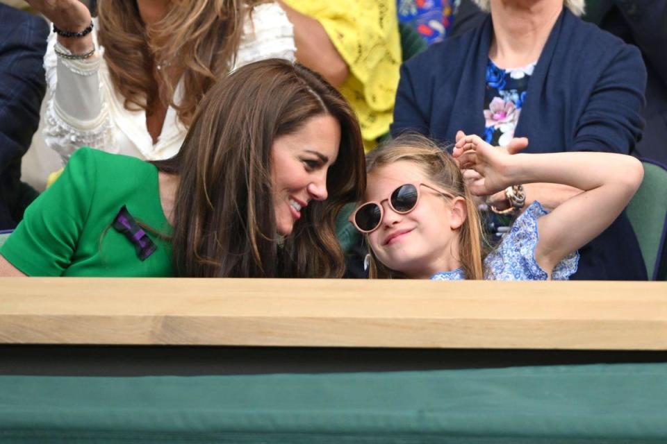 夏綠蒂公主第一次在皇家包廂看球，坐在媽媽凱特王妃身旁。（翻攝@HRHPWales IG）