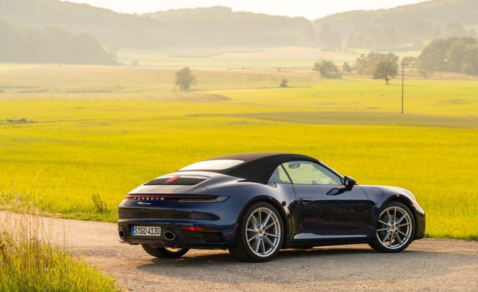 <p>2020 Porsche 911 Carrera</p>