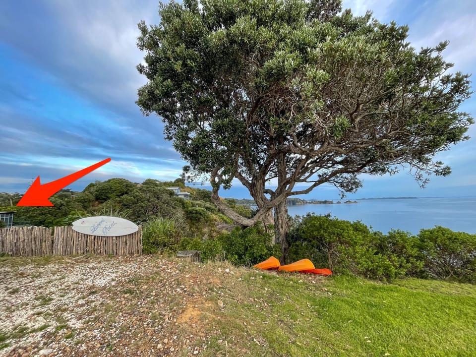 An arrow points to a nearby house on the Airbnb's adjacent property.