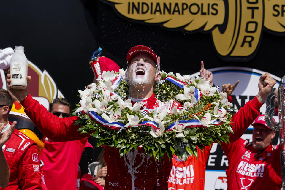 El sueco Marcus Ericsson festeja su victoria en la carrera Indianapolis 500 en el Indianapolis Motor Speedway, en Indianápolis, el domingo 29 de mayo de 2022. (AP Foto/Michael Conroy)