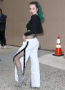 <p>Auch Schauspielerin Bella Thorne steht auf 90er-Jahre-Chic: Trackpants mit seitlichen Knopfleisten zum Aufreißen sind wieder mega in. Dazu Netzstrumpfhose und bauchfreies Top – fertig ist der Retro-Style! (Bild: Rex Feaures) </p>