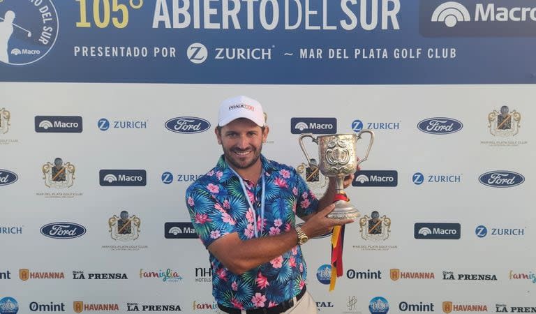 Julián Etulain, con el trofeo del Abierto del Sur después de una extenuante definición