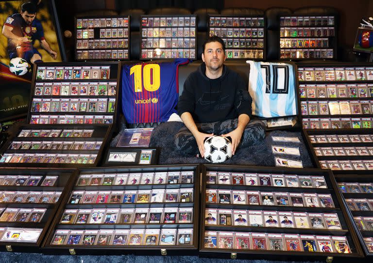 Damián Olivera Bergallo, una pelota Tango y su colección de unas 1200 figuritas de Lionel Messi, que lo hacen el máximo coleccionista mundial en el rubro.