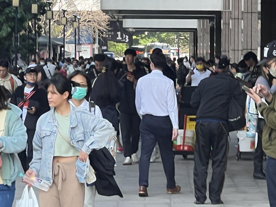 北車內外都擠滿抓寶人潮。（圖／記者張貴翔攝）