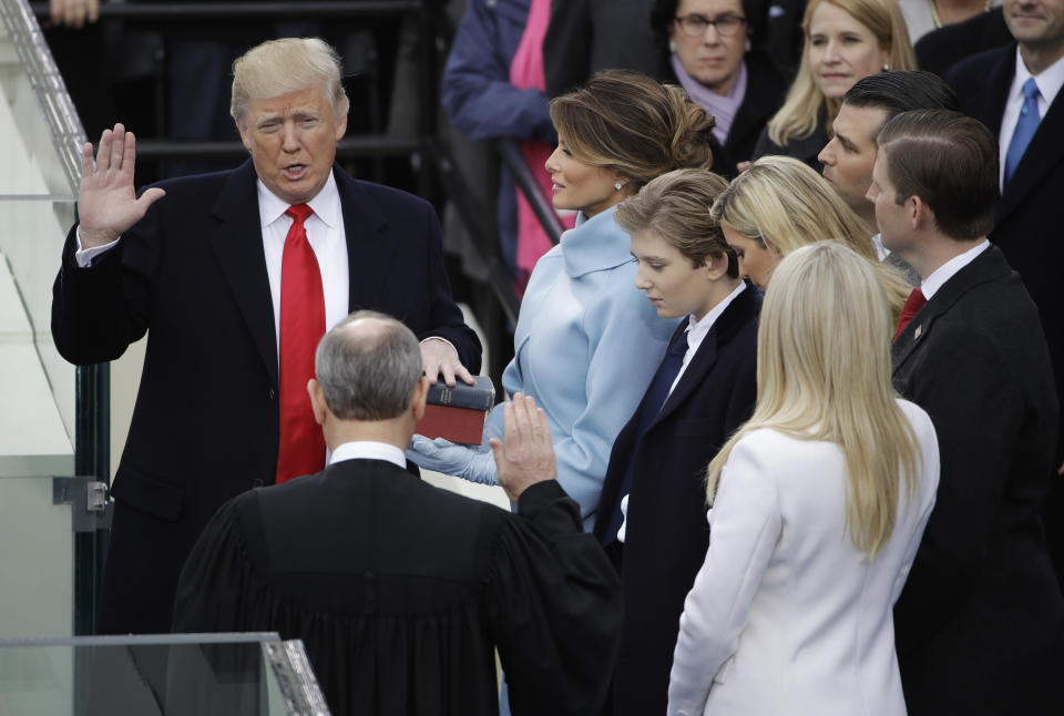 El momento en que Donald Trump jura su cargo como presidente de Estados Unidos, en compañía de su familia, el 20 de enero de 2017. (AP)