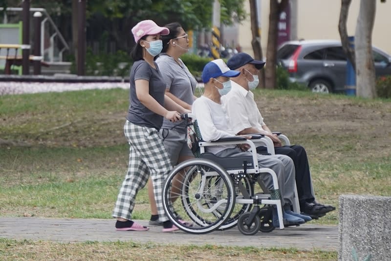 勞動部「在台移工一站式申請聘僱及居留整合服務」4日上線，但申辦網站卻發生個資外洩。（中央社資料照）