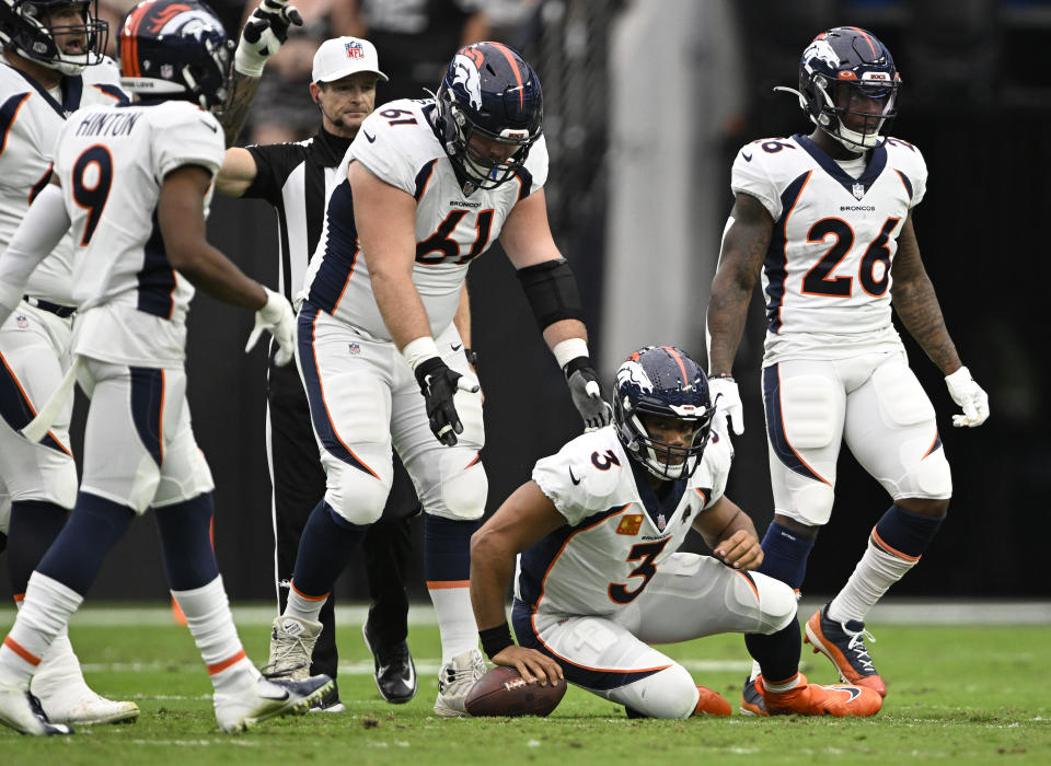 Denver Broncos oyun kurucu Russell Wilson (3) bu sezona harika bir başlangıç ​​yapmadı.  (Fotoğraf RJ Sangosti/MediaNews Group/Getty Images aracılığıyla The Denver Post)
