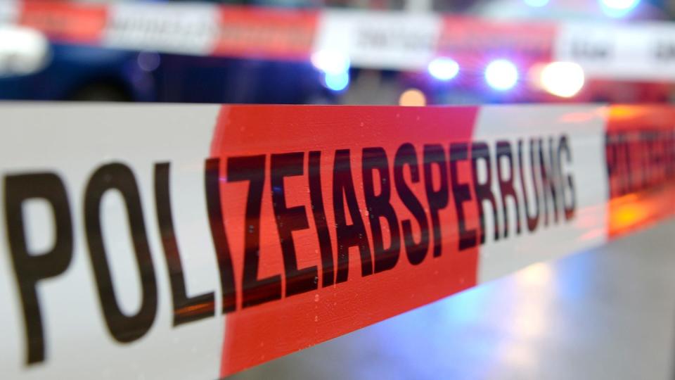 Bei einem Serienunfall auf der Autobahn 5 nördlich von Frankfurt sind am Freitag drei Menschen schwer verletzt worden.