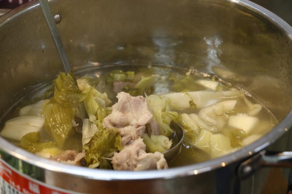 《圖說》范秋水教用越式酸菜熬煮排骨、肉片湯。〈社會局提供〉