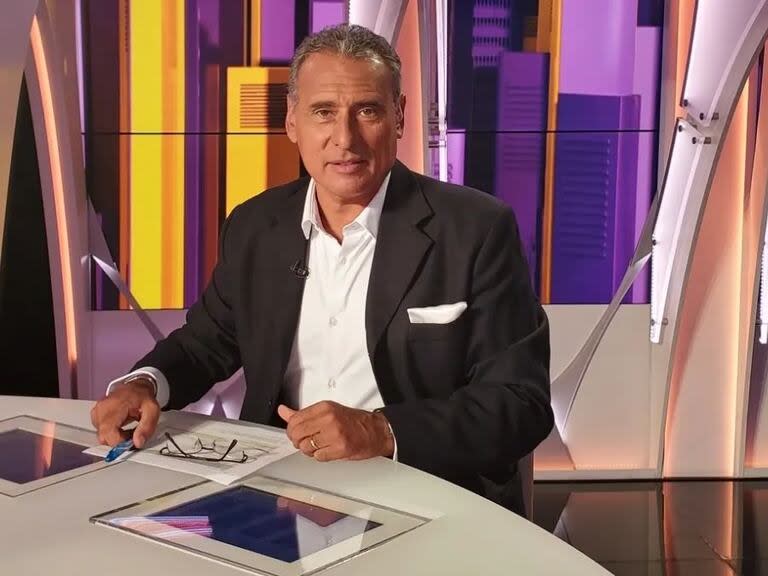 José Villarreal también dedica parte de su tiempo a ser comentarista en un programa de televisión de los Estados Unidos