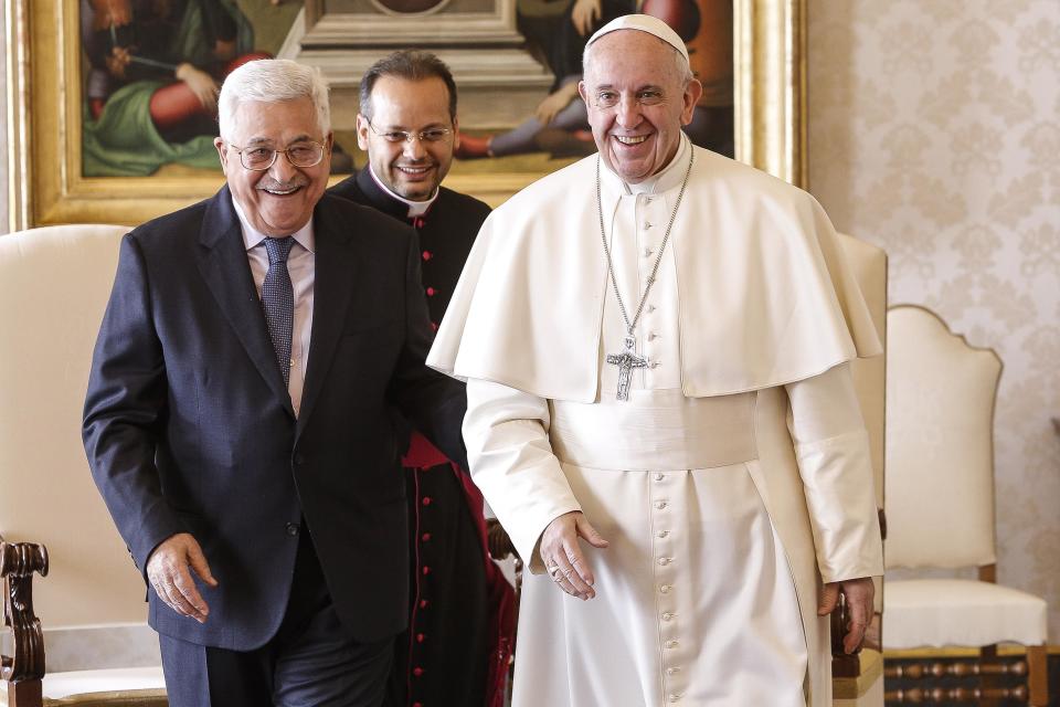 Pope Francis meets with Palestinian President Mahmoud Abbas during a private audience at the Vatican, Saturday, Jan. 14, 2017. (Giuseppe Lami/ANSA pool via AP)