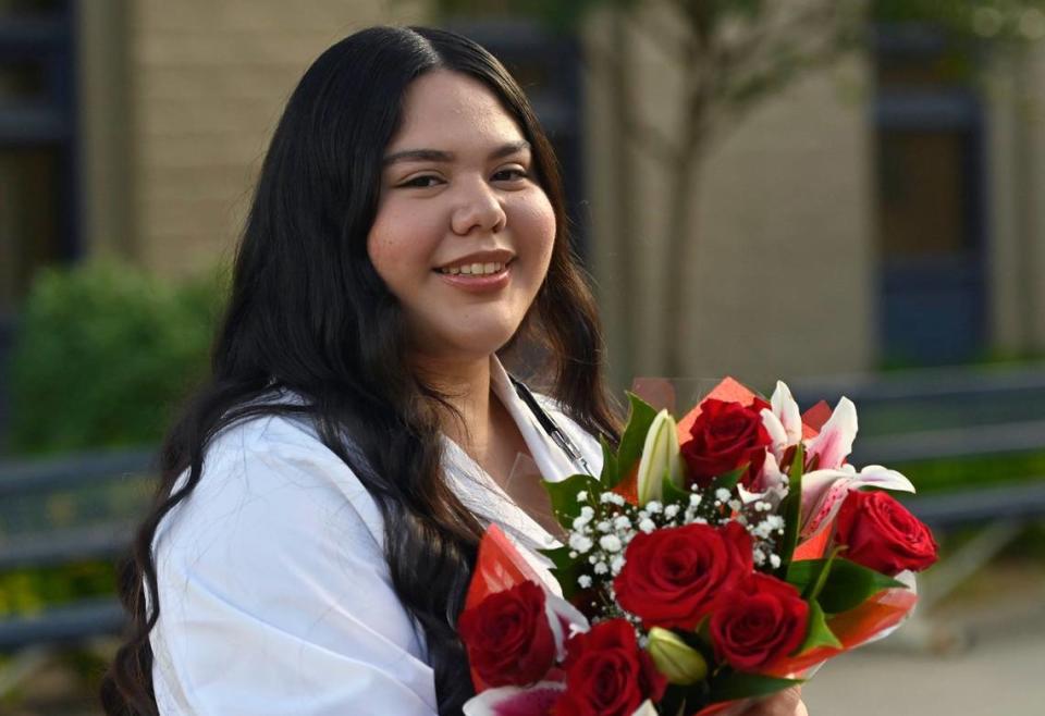 Mariela Lozano, de 18 años, se graduó de la Doctors Academy de Sunnyside High. Fotografiada el miércoles 15 de mayo de 2024 en Fresno.