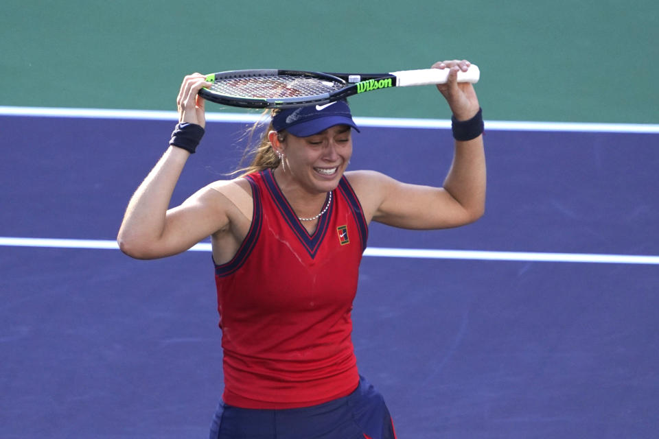 La española Paula Badosa celebra después de derrotar a la bielorrusa Victoria Azarenka en la final del Masters de Indian Wells, el domingo 17 de octubre de 2021, en Indian Wells, California. (AP Foto/Mark J. Terrill)