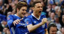 <p>Englands Rekordmeister Manchester United steht unmittelbar vor der Verpflichtung von Chelseas serbischem Mittelfeldspieler Nemanja Matic. Laut britischen Medienberichten soll Teammanager Jose Mourinho bereit sein, knapp 45 Millionen Euro für den 28-jährigen Sechser zu zahlen. Matic hat bereits am Sonntag den Medizincheck bestanden. (Bild: AP)</p>