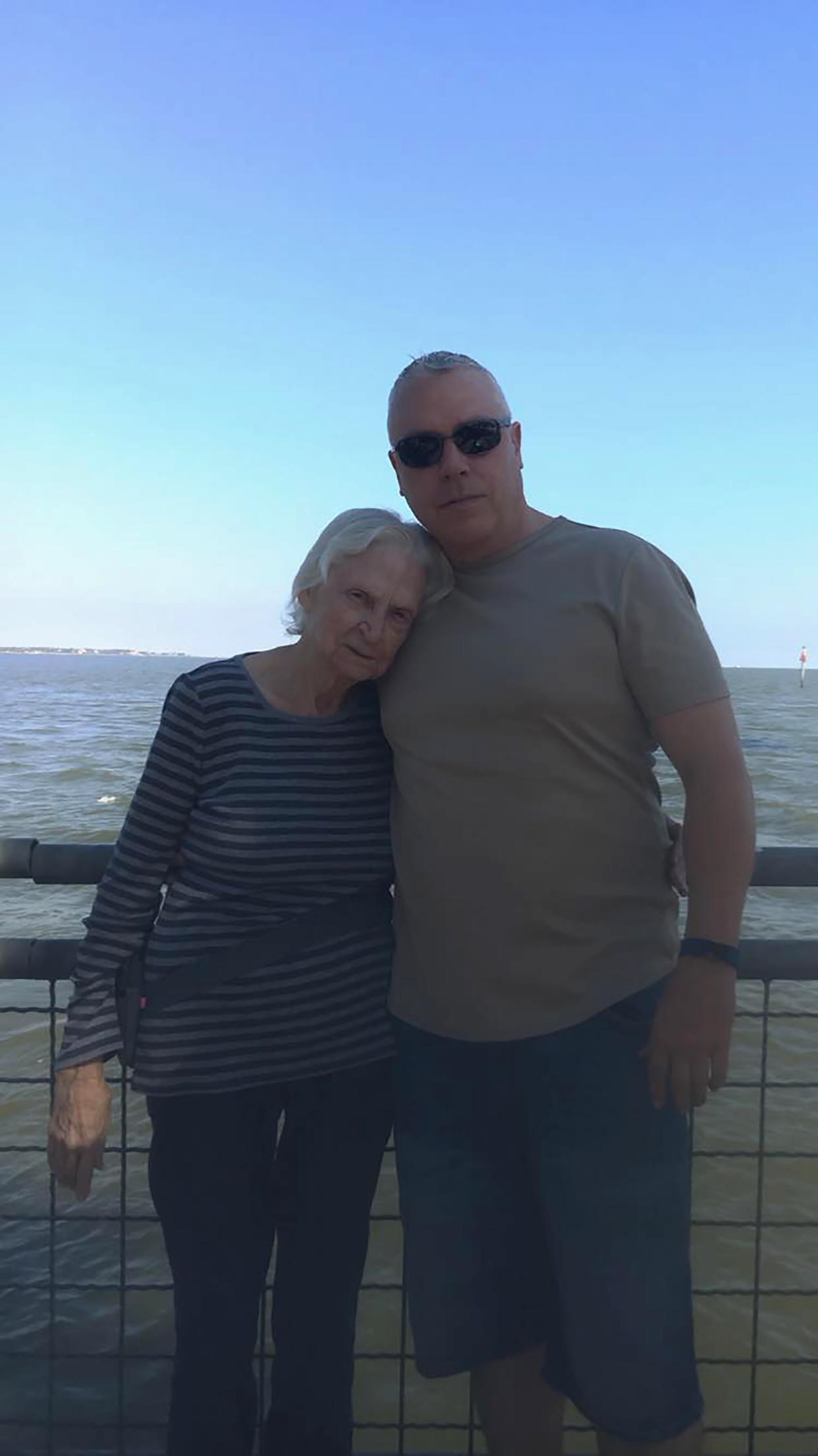 Samuel Roy Quinn con su madre, Peggy Smith, de 87 años, quien tenía el virus cuando murió en abril. (vía The New York Times).