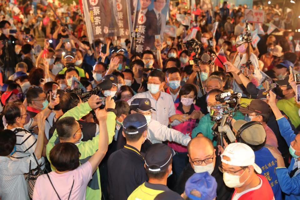 國民黨市長候選人謝龍介舉辦「三十年投一次輪替」 翻轉台南選前之夜，大進場時受到市民夾道歡迎。（記這趙傳安攝）