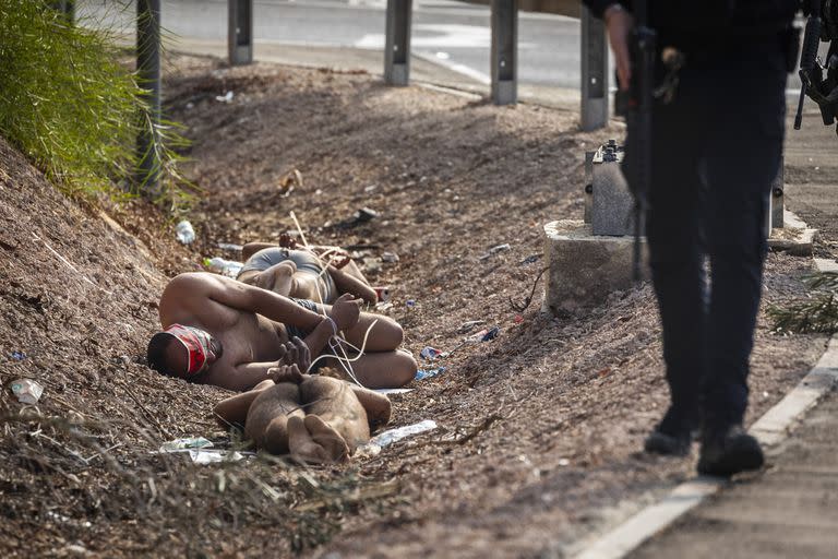 Hombres palestinos arrestados en el costado de una ruta en el segundo día del conflicto en curso entre Israel y el grupo militante palestino Hamas.