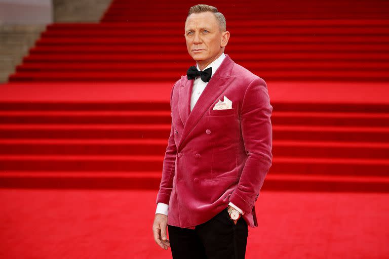 Daniel Craig, que se despide del rol de James Bond, lució para la ocasión un saco de terciopelo en color granada