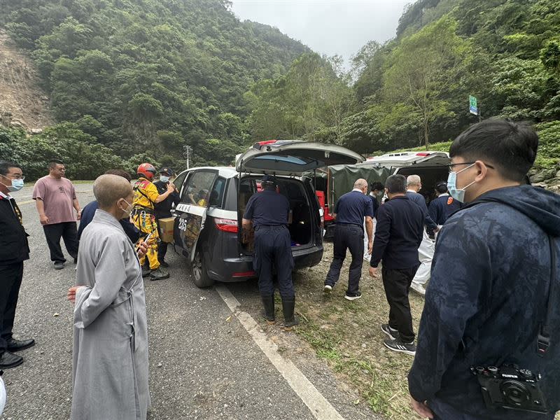 慈濟得知警民受困山區，二話不說立即準備物資。（圖／警方提供）