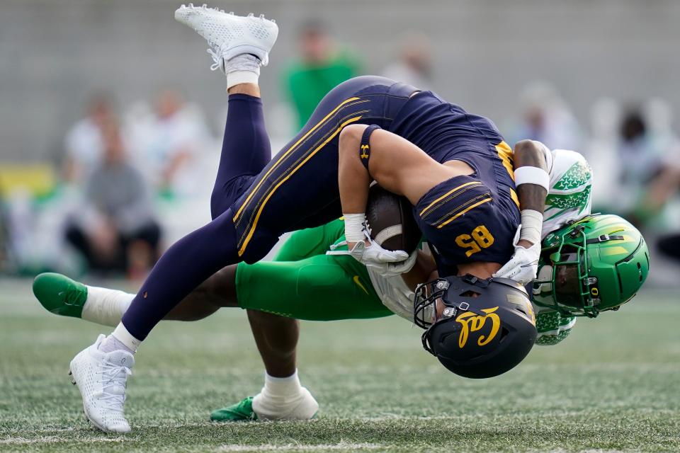 Oregon defensive back Daymon David, right, tackles California tight end Keleki Latu (85) after a catch during the second half of the game in Berkeley, Calif., Saturday, Oct. 29, 2022.