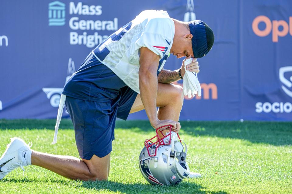 Tre Nixon takes a knee before running on the field Monday.