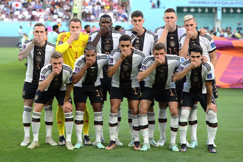 Ein gelungener Protest gegen das Verbot der "One Love"-Binde durch die FIFA? Dass die Spieler der deutschen Fußball-Nationalmannschaft vor dem Auftaktspiel gegen Japan beim Teamfoto die Hand vor den Mund hielten, wurde zumindest international als starke Botschaft bewertet. (Bild: Alexander Hassenstein/Getty Images)