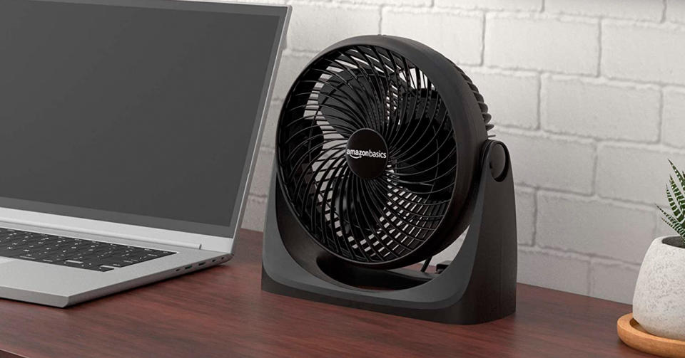 Considera la compra de un ventilador de escritorio para estar fresco sin gastar mucho - Imagen: Amazon México