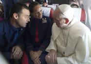 <p>Papst Franziskus hat zwei Flugbegleiter an Bord einer Maschine von Santiago de Chile nach Iquique vermählt. Braut Paola Podest saß neben dem Papst, der Bräutigam Carlos Ciuffardi kniete daneben. (Bild: Reuters) </p>