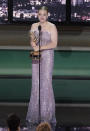 Amanda Seyfried recibe el Emmy a mejor actriz en una serie limitada, antología o película para televisión por "The Dropout" en la 74a entrega de los Premios Emmy el lunes 12 de septiembre de 2022 en el Teatro Microsoft en Los Angeles. (Foto AP/Mark Terrill)
