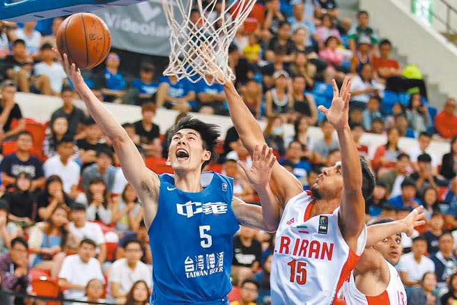 瓊斯盃籃球賽因疫情停辦兩屆，中華籃協盼於8月舉辦，圖為2017年瓊斯盃中華隊劉錚（左）強攻伊朗隊禁區。（本報資料照片）