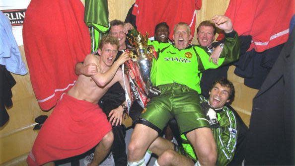  Peter Schmeichel celebrates with Jesper Blomqvist, Raimond van der Gouw, Dwight Yorke, Steve McClaren and Jim Ryan after the FA Carling Premiership match between Manchester United and Tottenham Hotspur in 1999