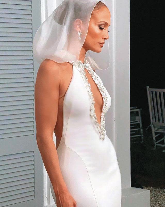 第三套婚紗鑰匙孔形領口綴上不同形狀和深淺的白色施華洛世奇水晶。（翻攝自voguemagazine IG）