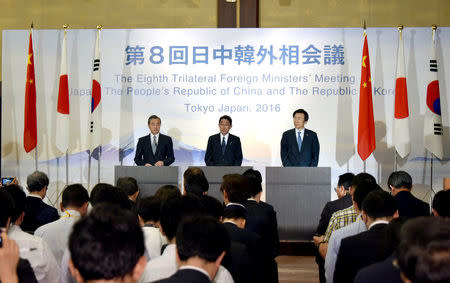 Japanese Foreign Minister Fumio Kishida (C) reads a statement after a trilateral meeting with Chinese Foreign Minister Wang Yi (L) and South Korean Foreign Minister Yun Byung-Se in Tokyo, Japan, August 24, 2016. REUTERS/Katsumi Kasahara/Pool