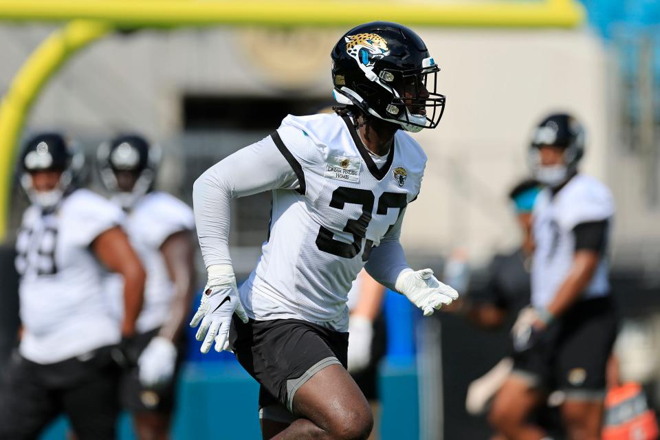 Jacksonville Jaguars linebacker Devin Lloyd (33) runs during the third and final day of a mandatory minicamp Monday, June 12, 2023 at TIAA Bank Field in Jacksonville, Fla. 