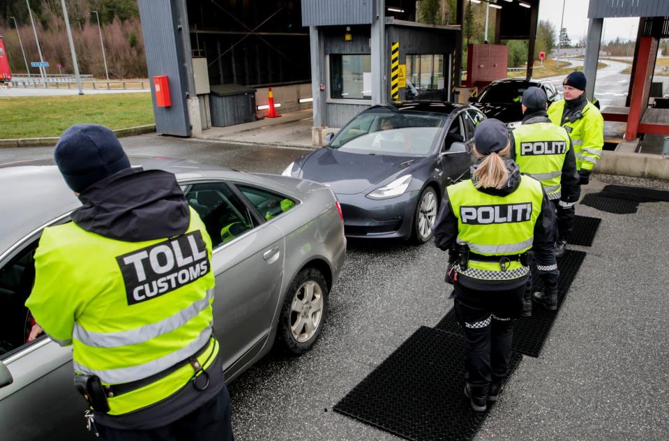 Des policiers norvégiens à la frontière avec la Suède, à Svinesund, le 16 mars 2020 (PHOTO D'ILLUSTRATION). - VIDAR RUUD / NTB SCANPIX / AFP