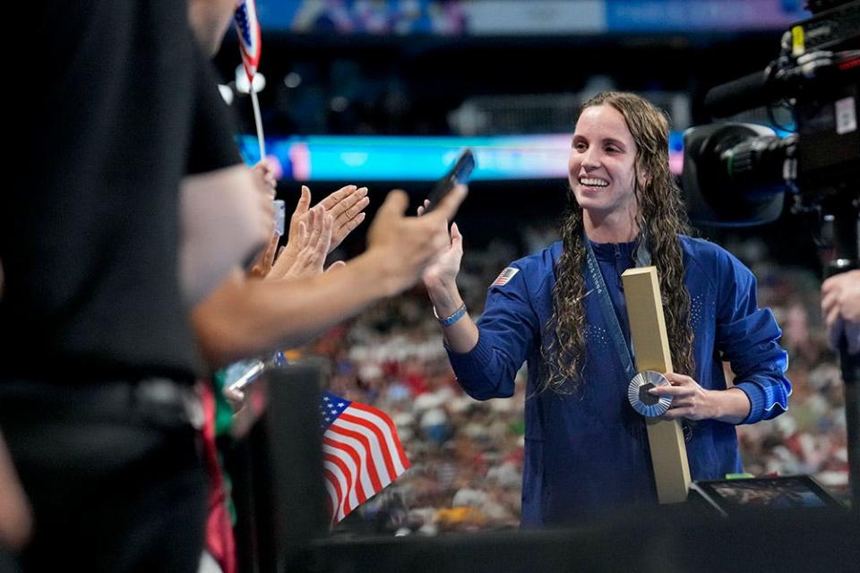 Regan Smith (USA) in the women’s 200-meter butterfly medal ceremony at Paris La Défense Arena.