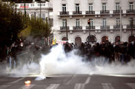 Atene, 17 novembre 2011. La polizia lancia fumogeni per disperdere la folla che manifesta contro le misure di austerità imposte dal Governo
