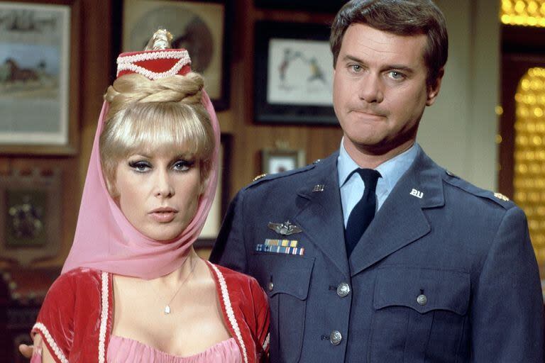 Larry Hagman junto a Barbara Eden en Mi bella genio, el programa que lo catapultó a la fama