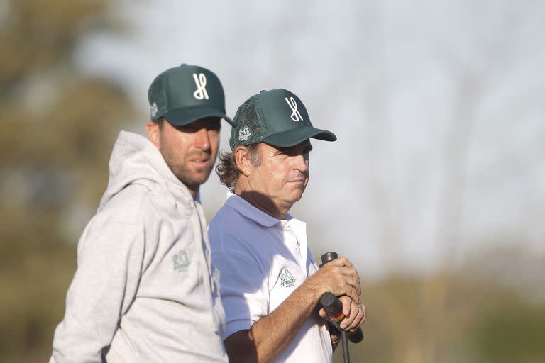 Pablo Pieres y Eduardo Heguy, el titular que no pudo jugar a raíz de una lesión en la mano derecha y el director técnico de La Hache.