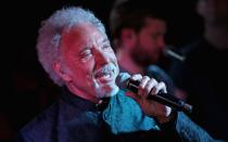 Ein kleiner Sprung ins Jahr 2012: Tom Jones, inzwischen über 70, hat damit aufgehört, seine Haare zu färben. Und macht als ergraute Pop-Eminenz immer noch eine richtig gute Figur. (Bild: Getty Images/Chris Jackson)