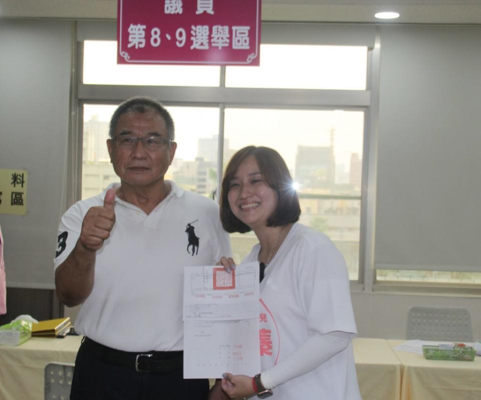 高雄市前議長許崑源的女兒許采蓁，一日由前市議員陳乃靜陪同，完成市議員選舉候選人登記。（記者許正雄攝）